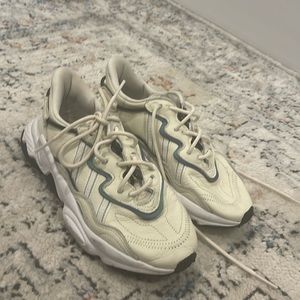 OZWEEGO WHITE REFLECTIVE SNEAKER - W5.5, fits like 6.5